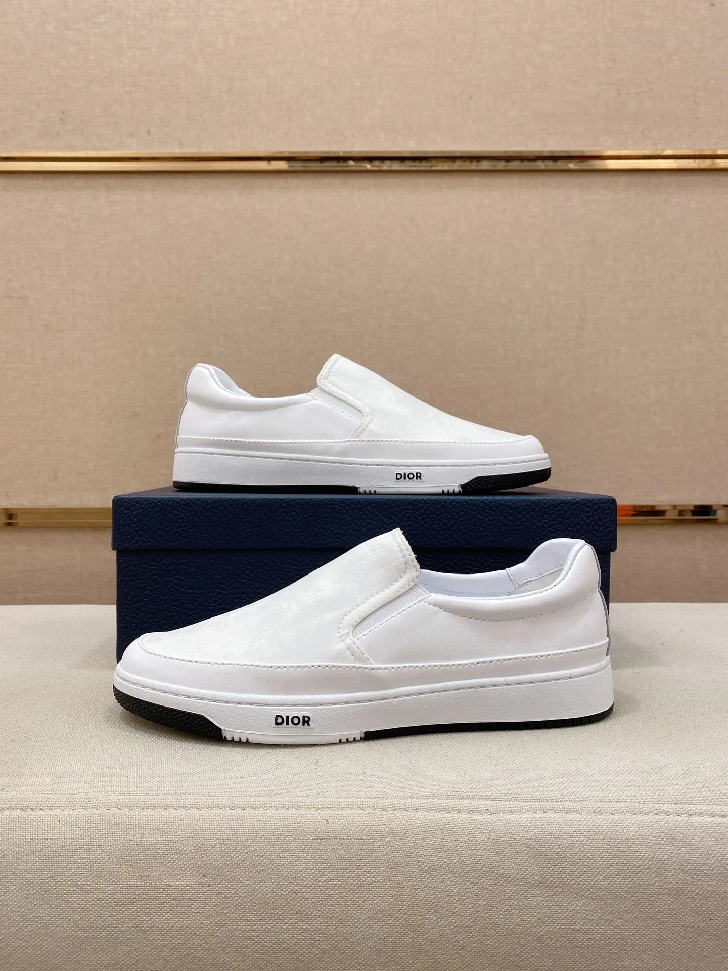Men's shoes💰 400💰🇮🇹🇮🇹Dior d The new models are on sale at the same time at the counter. The uppers are imported from Italy, and the linings are all imported sheepskin. They are completely 1⃣️ to 1⃣️ replicas 🇮🇹💪💪, ⚠shoes Bottoms: Original soles are specially provided by the original factory. The exclusive movable molded soles are super comfortable. ⚠Original factory goods, 🔍🔍high quality. You can enter and leave the counter at will. Welcome to compare⚠. Code number:38-44